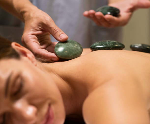 feche-as-maos-segurando-pedras 1